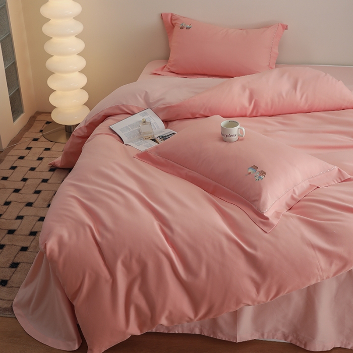 91家纺网 家纺一手货源 找家纺 沐白家纺 2022精梳火山全棉小磨毛纯色系列四件套 樱草粉丨初恋粉