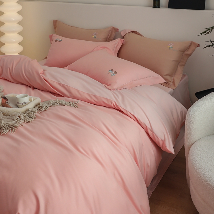 91家纺网 家纺一手货源 找家纺 沐白家纺 2022精梳火山全棉小磨毛纯色系列四件套 樱草粉丨初恋粉