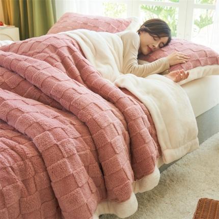 91家纺网 家纺一手货源 找家纺 晨曦家纺 2022新款塔芙绒北极绒双层被套毛毯牛奶绒毯子 小方格-薄粉色