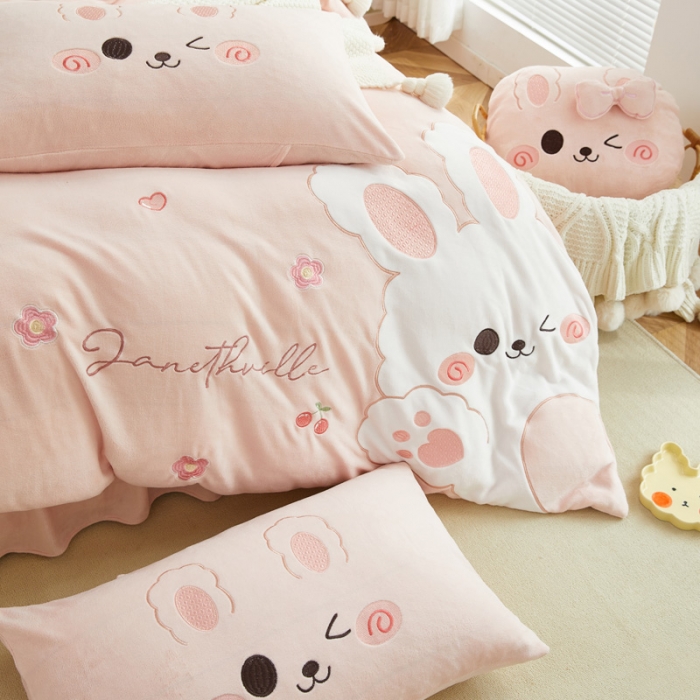 91家纺网 家纺一手货源 找家纺 （总）亲亲公主 2025新款牛奶绒卡通绣花四件套-可爱兔粉色