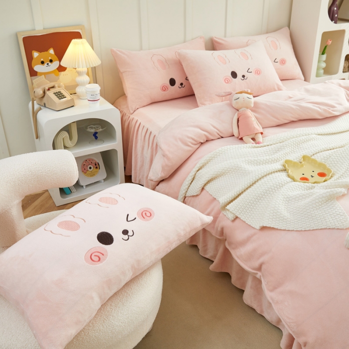 91家纺网 家纺一手货源 找家纺 （总）亲亲公主 2025新款牛奶绒卡通绣花四件套-可爱兔粉色