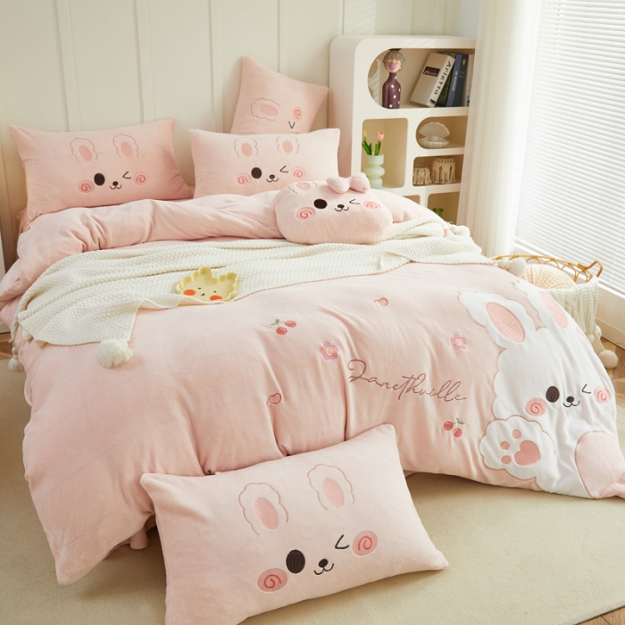 91家纺网 家纺一手货源 找家纺 （总）亲亲公主 2025新款牛奶绒卡通绣花四件套-可爱兔粉色