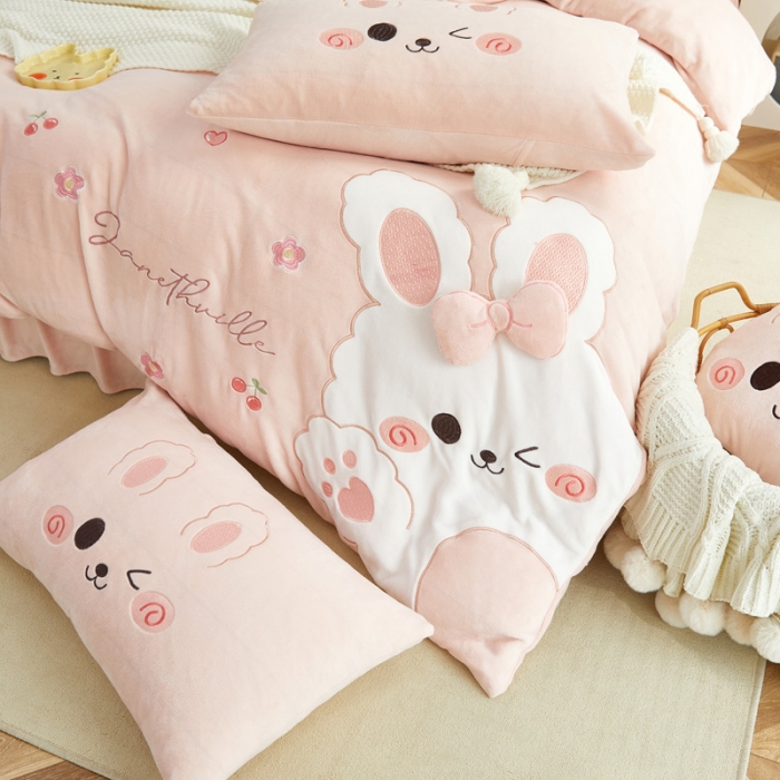 91家纺网 家纺一手货源 找家纺 （总）亲亲公主 2025新款牛奶绒卡通绣花四件套-可爱兔粉色