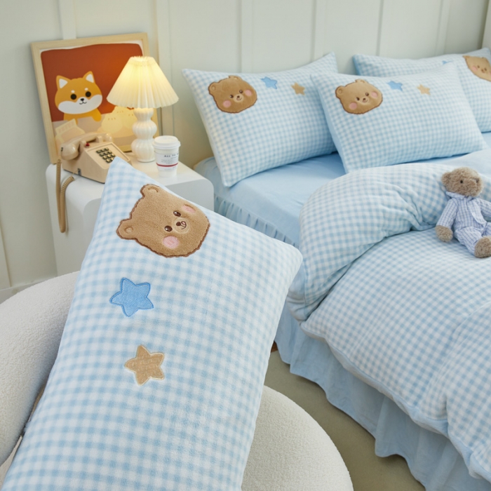 91家纺网 家纺一手货源 找家纺 （总）亲亲公主 2025新款牛奶绒卡通绣花四件套-蓝色小熊