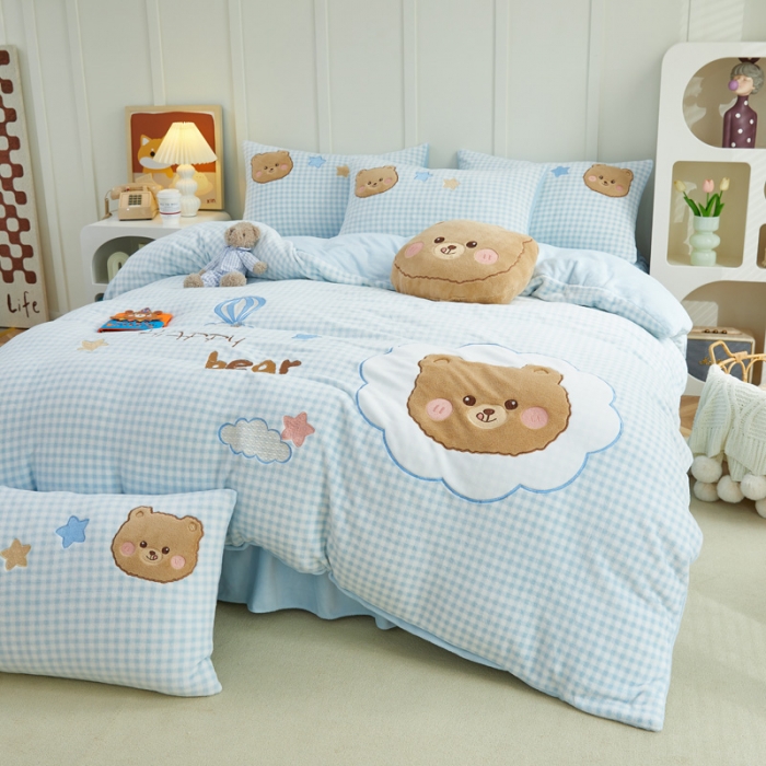 91家纺网 家纺一手货源 找家纺 （总）亲亲公主 2025新款牛奶绒卡通绣花四件套-蓝色小熊