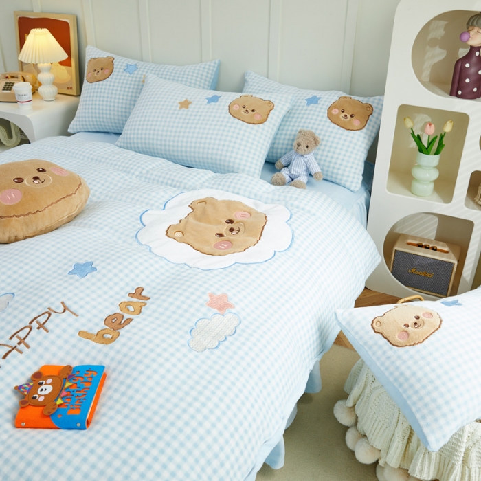 91家纺网 家纺一手货源 找家纺 （总）亲亲公主 2025新款牛奶绒卡通绣花四件套-蓝色小熊