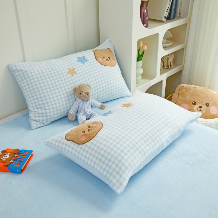 91家纺网 家纺一手货源 找家纺 （总）亲亲公主 2025新款牛奶绒卡通绣花四件套-蓝色小熊