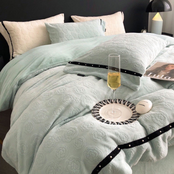 91家纺网 家纺一手货源 找家纺 卡姿 2022新款牛奶绒提花轻奢大牌风四件套 茶花玛丽兰