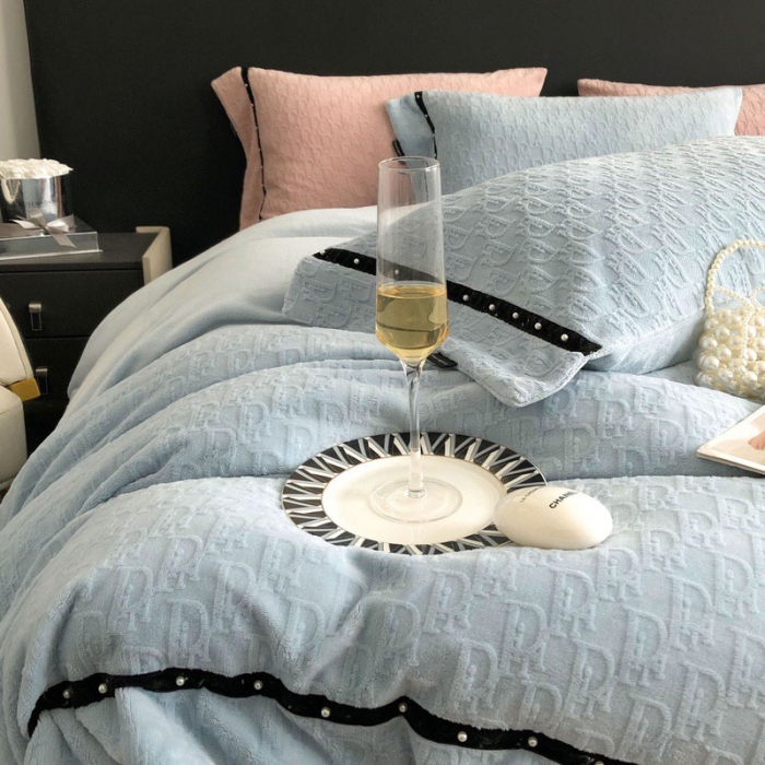 91家纺网 家纺一手货源 找家纺 卡姿 2022新款牛奶绒提花轻奢大牌风四件套 小迪湖蓝