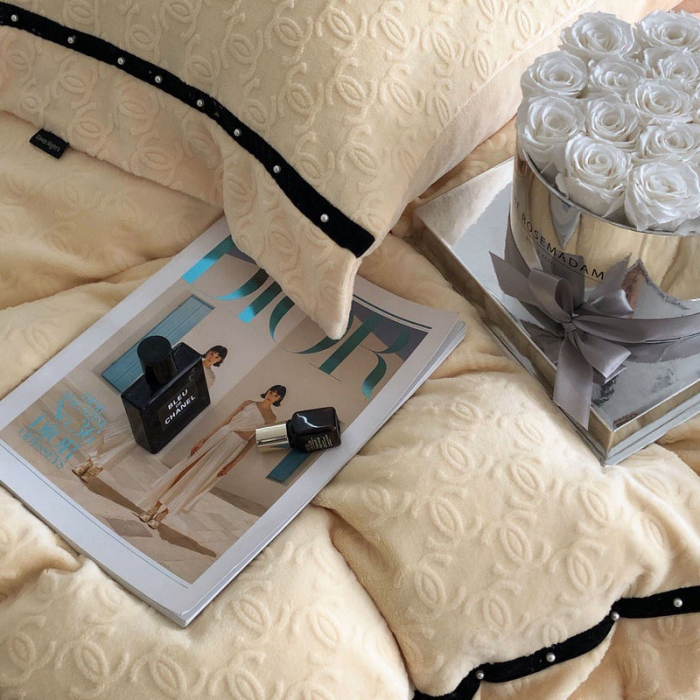 91家纺网 家纺一手货源 找家纺 卡姿 2022新款牛奶绒提花轻奢大牌风四件套 小香黄