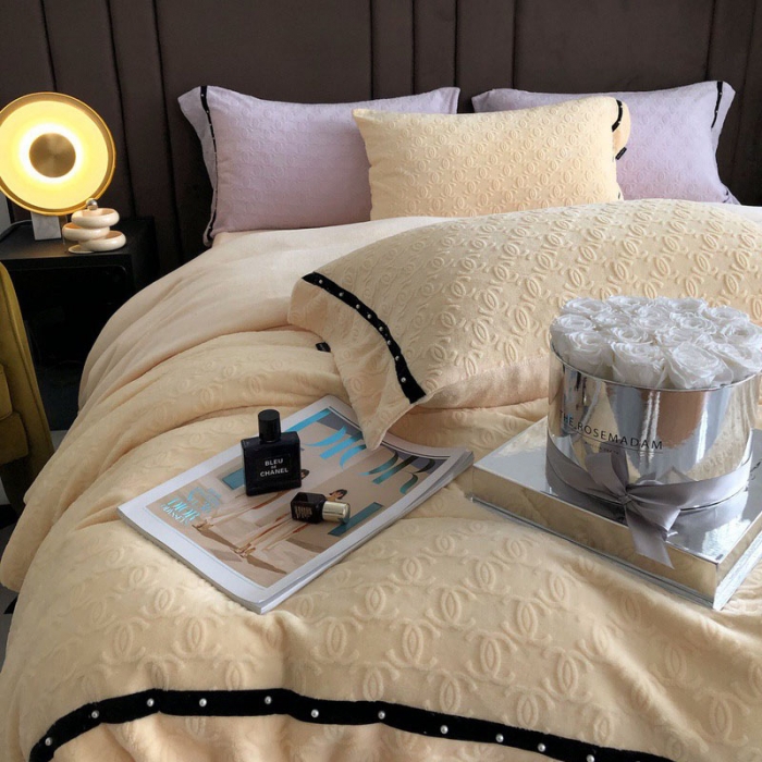 91家纺网 家纺一手货源 找家纺 卡姿 2022新款牛奶绒提花轻奢大牌风四件套 小香黄