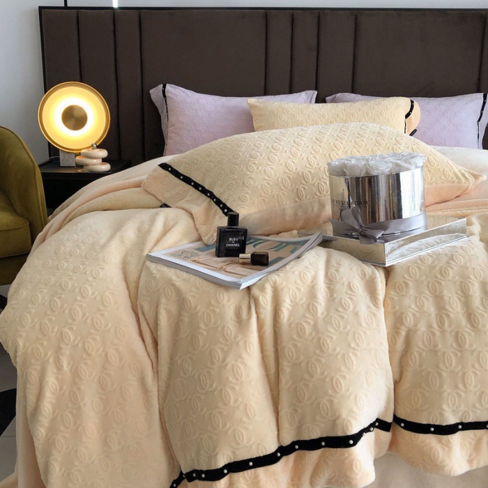 91家纺网 家纺一手货源 找家纺 卡姿 2022新款牛奶绒提花轻奢大牌风四件套 小香黄