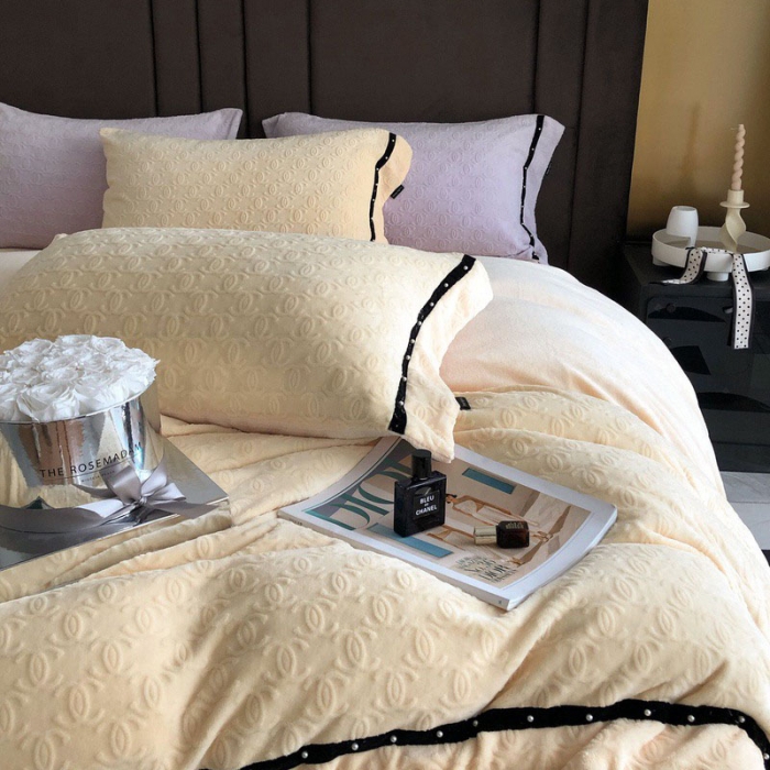 91家纺网 家纺一手货源 找家纺 卡姿 2022新款牛奶绒提花轻奢大牌风四件套 小香黄