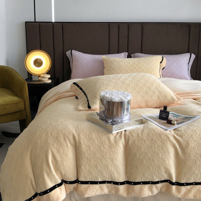 91家纺网 家纺一手货源 找家纺 卡姿 2022新款牛奶绒提花轻奢大牌风四件套 小香黄