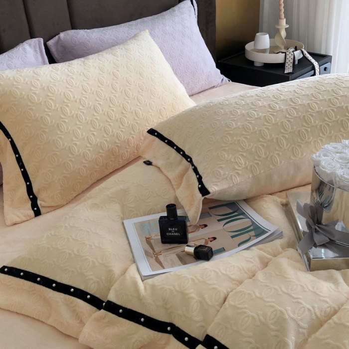 91家纺网 家纺一手货源 找家纺 卡姿 2022新款牛奶绒提花轻奢大牌风四件套 小香黄