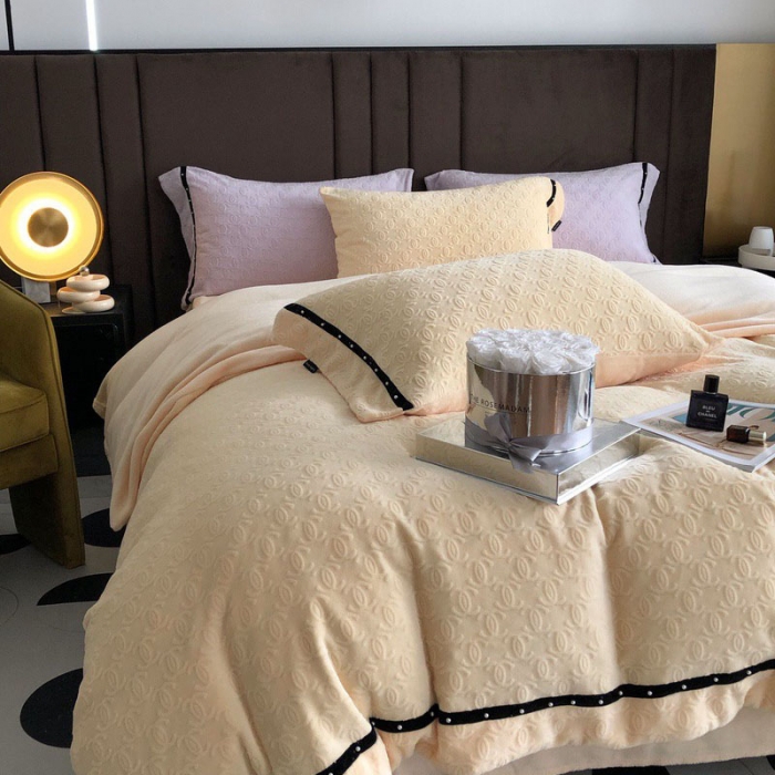 91家纺网 家纺一手货源 找家纺 卡姿 2022新款牛奶绒提花轻奢大牌风四件套 小香黄