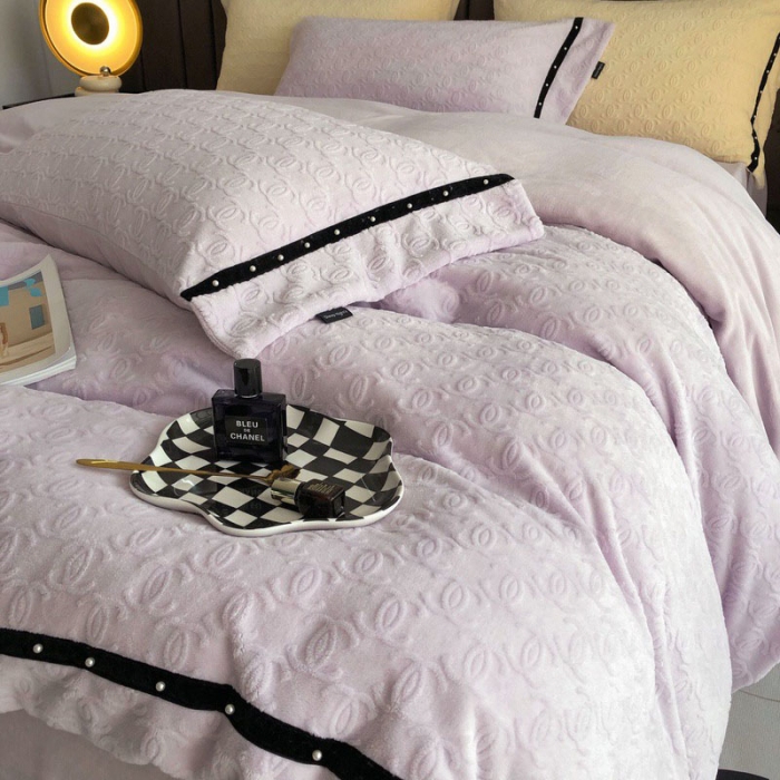 91家纺网 家纺一手货源 找家纺 卡姿 2022新款牛奶绒提花轻奢大牌风四件套 小香紫