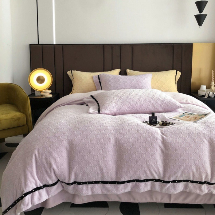 91家纺网 家纺一手货源 找家纺 卡姿 2022新款牛奶绒提花轻奢大牌风四件套 小香紫