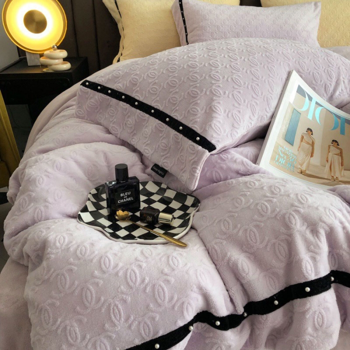 91家纺网 家纺一手货源 找家纺 卡姿 2022新款牛奶绒提花轻奢大牌风四件套 小香紫