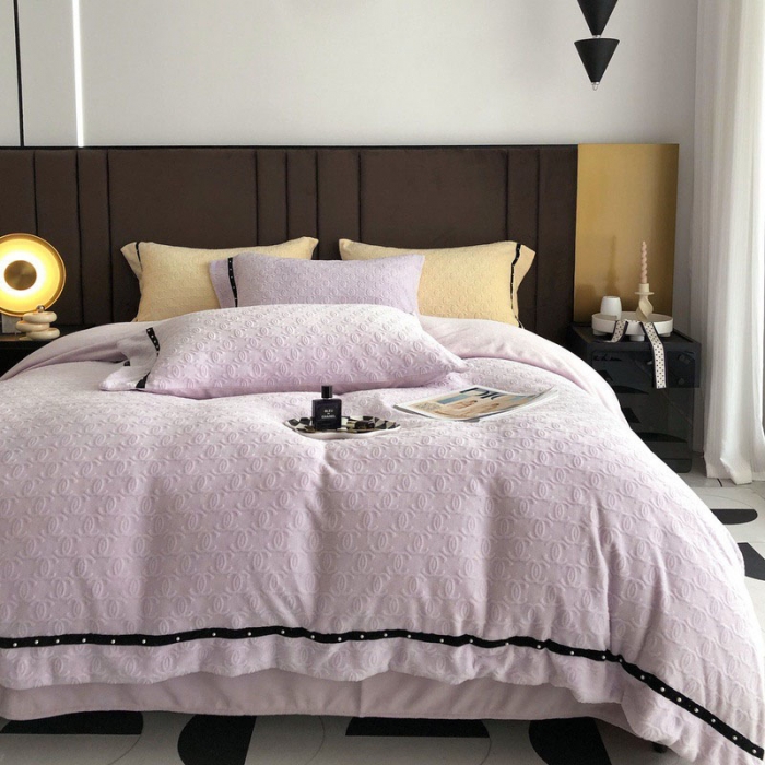 91家纺网 家纺一手货源 找家纺 卡姿 2022新款牛奶绒提花轻奢大牌风四件套 小香紫