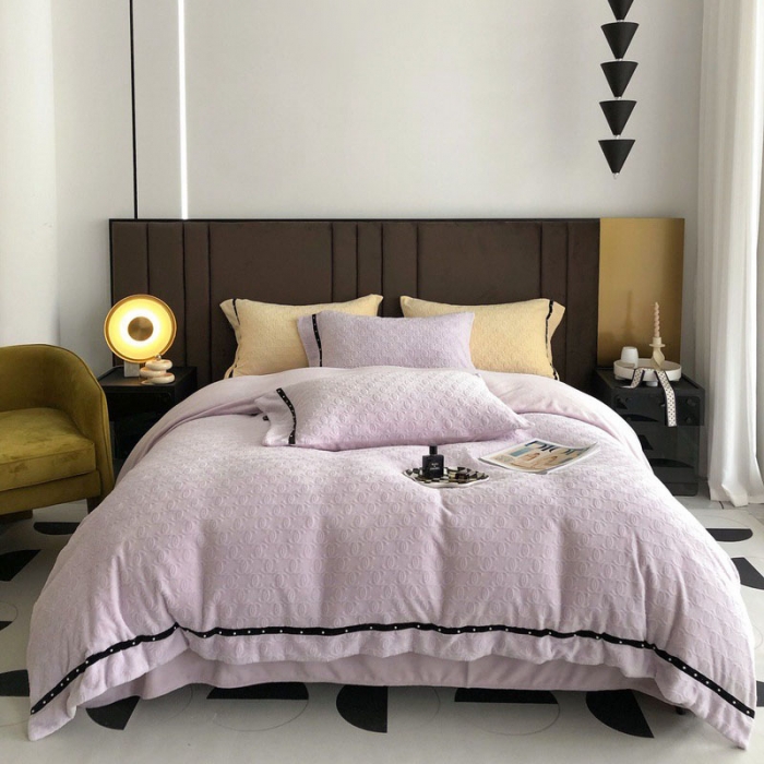 91家纺网 家纺一手货源 找家纺 卡姿 2022新款牛奶绒提花轻奢大牌风四件套 小香紫