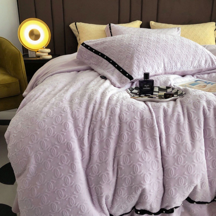 91家纺网 家纺一手货源 找家纺 卡姿 2022新款牛奶绒提花轻奢大牌风四件套 小香紫