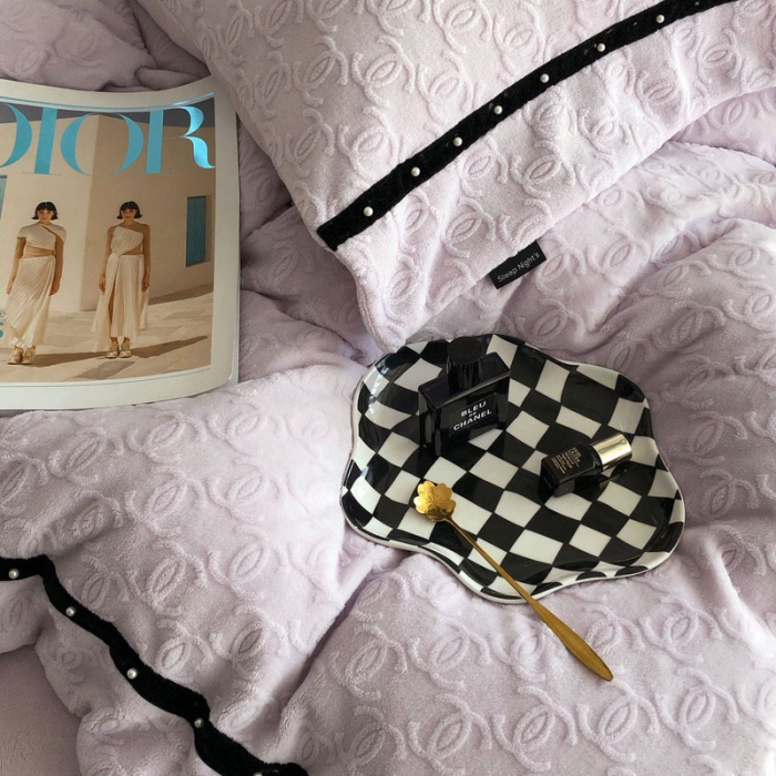 91家纺网 家纺一手货源 找家纺 卡姿 2022新款牛奶绒提花轻奢大牌风四件套 小香紫