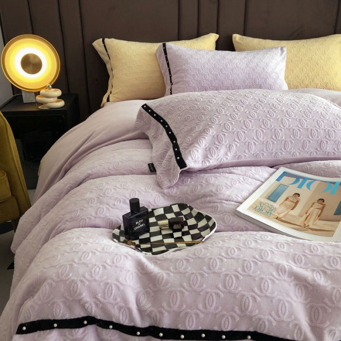 91家纺网 家纺一手货源 找家纺 卡姿 2022新款牛奶绒提花轻奢大牌风四件套 小香紫