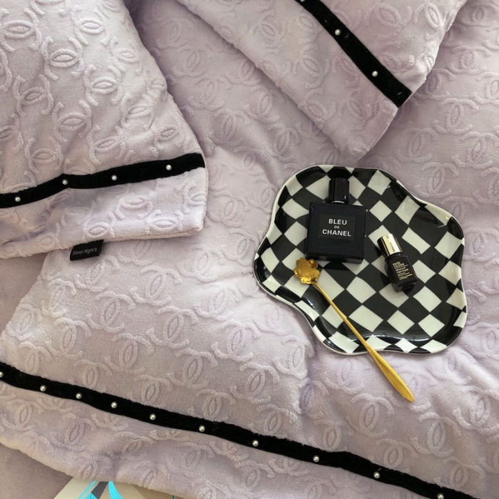 91家纺网 家纺一手货源 找家纺 卡姿 2022新款牛奶绒提花轻奢大牌风四件套 小香紫