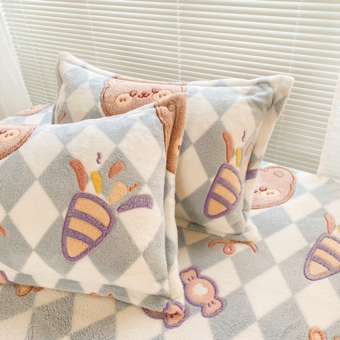 91家纺网 家纺一手货源 找家纺 慕尚 2022新款加厚保暖雪花绒床笠 甜蜜小熊