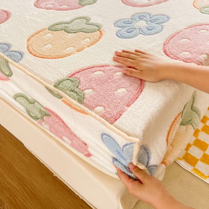 91家纺网 家纺一手货源 找家纺 慕尚 2022新款加厚保暖雪花绒床笠 甜甜草莓