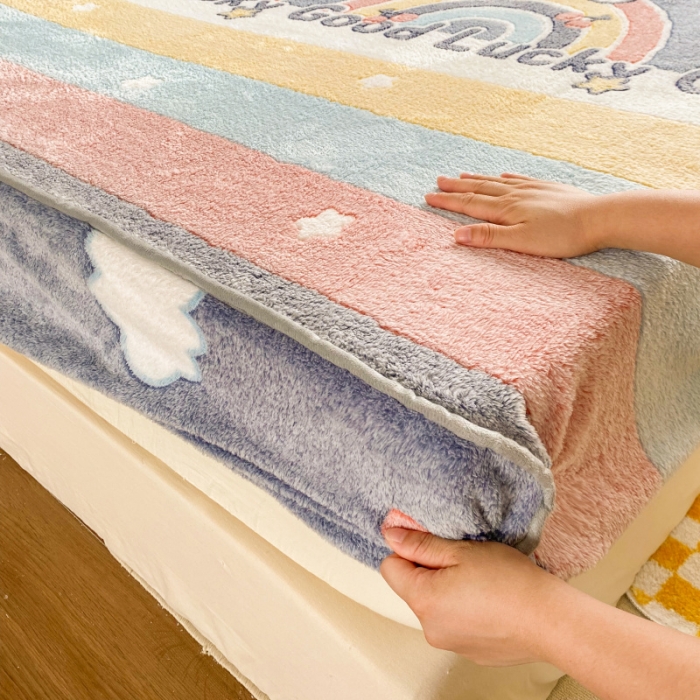 91家纺网 家纺一手货源 找家纺 慕尚 2022新款加厚保暖雪花绒床笠 幸运小熊