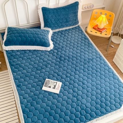 91家纺网 家纺一手货源 找家纺 缦卡琳 2023新款夹棉牛奶绒薄床垫 宾利蓝