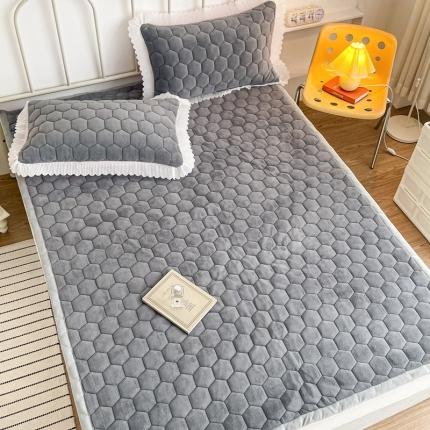 91家纺网 家纺一手货源 找家纺 缦卡琳 2023新款夹棉牛奶绒薄床垫 高级灰色