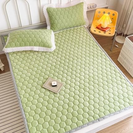 91家纺网 家纺一手货源 找家纺 缦卡琳 2023新款夹棉牛奶绒薄床垫 牛油果绿