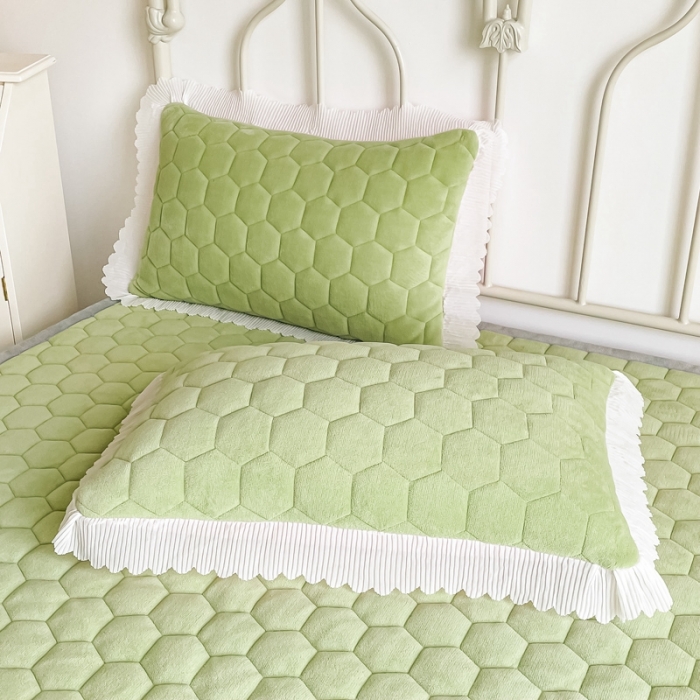 91家纺网 家纺一手货源 找家纺 缦卡琳 2023新款夹棉牛奶绒薄床垫 牛油果绿