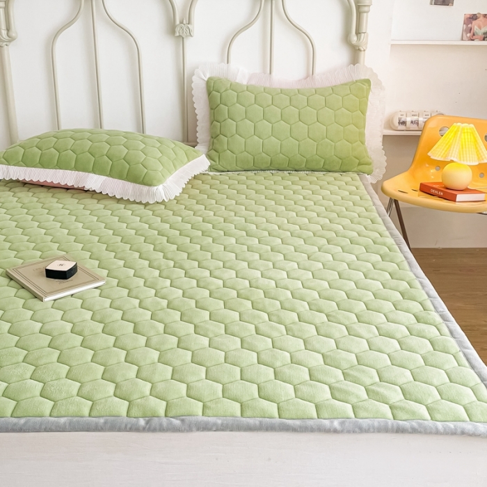 91家纺网 家纺一手货源 找家纺 缦卡琳 2023新款夹棉牛奶绒薄床垫 牛油果绿