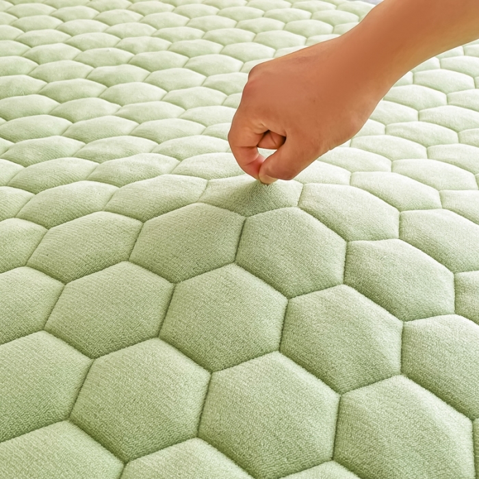 91家纺网 家纺一手货源 找家纺 缦卡琳 2023新款夹棉牛奶绒薄床垫 牛油果绿