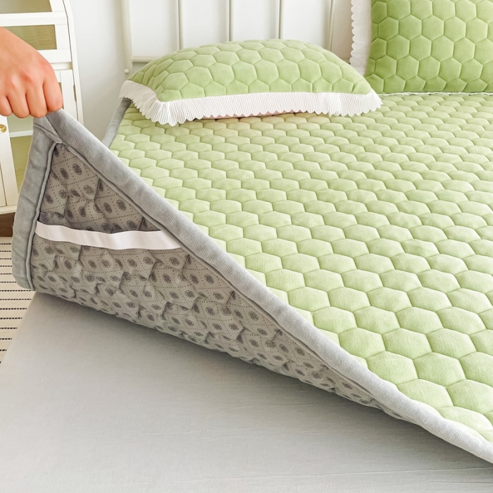 91家纺网 家纺一手货源 找家纺 缦卡琳 2023新款夹棉牛奶绒薄床垫 牛油果绿