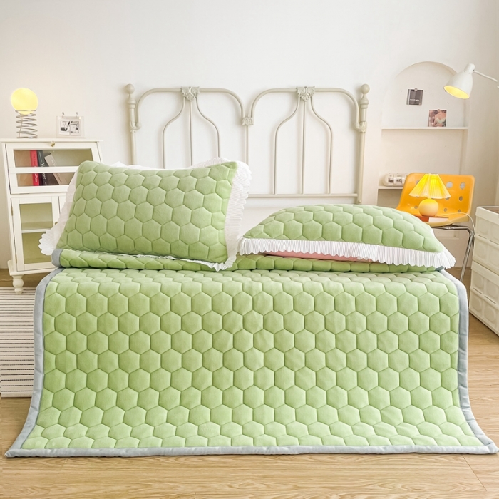 91家纺网 家纺一手货源 找家纺 缦卡琳 2023新款夹棉牛奶绒薄床垫 牛油果绿