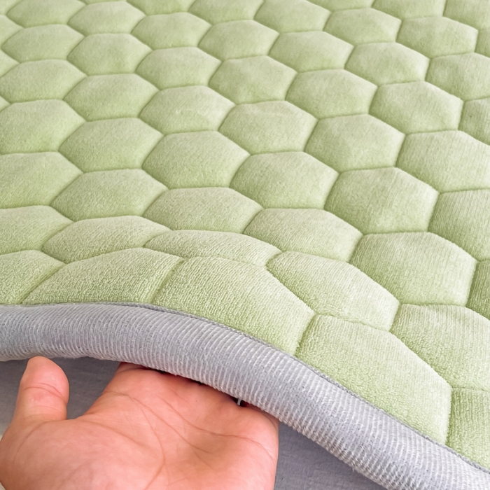 91家纺网 家纺一手货源 找家纺 缦卡琳 2023新款夹棉牛奶绒薄床垫 牛油果绿