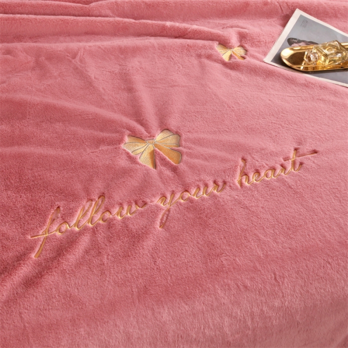 91家纺网 家纺一手货源 找家纺 凯轩 2024新款精品绣花仿兔绒毛毯毯子 蝶恋-粉