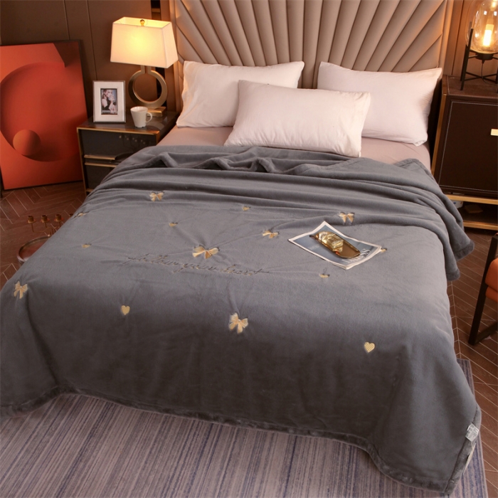 91家纺网 家纺一手货源 找家纺 凯轩 2024新款精品绣花仿兔绒毛毯毯子 蝶恋-灰