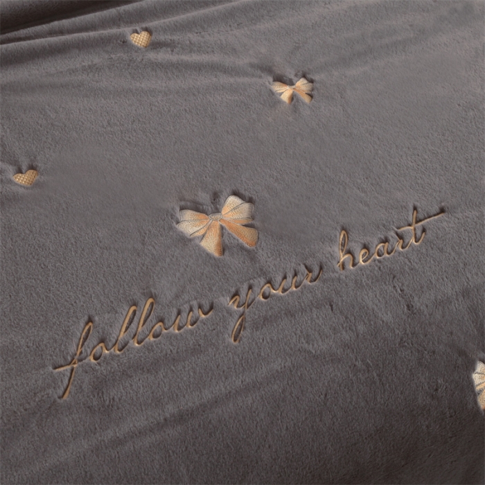 91家纺网 家纺一手货源 找家纺 凯轩 2024新款精品绣花仿兔绒毛毯毯子 蝶恋-灰