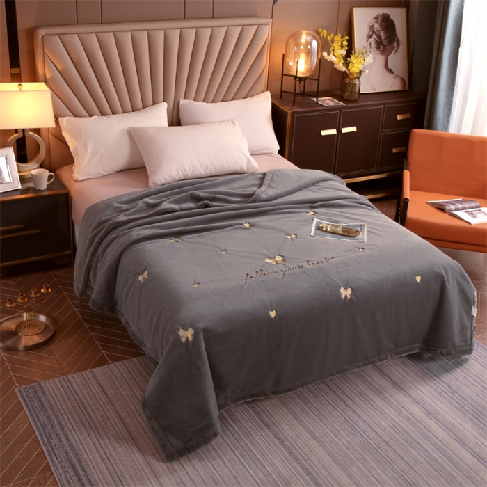 91家纺网 家纺一手货源 找家纺 凯轩 2024新款精品绣花仿兔绒毛毯毯子 蝶恋-灰
