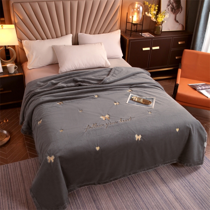 91家纺网 家纺一手货源 找家纺 凯轩 2024新款精品绣花仿兔绒毛毯毯子 蝶恋-灰