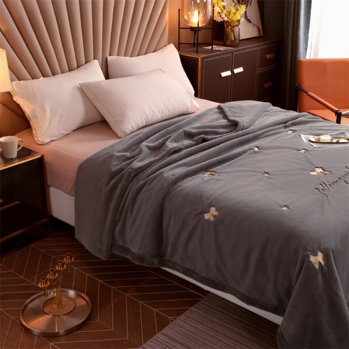 91家纺网 家纺一手货源 找家纺 凯轩 2024新款精品绣花仿兔绒毛毯毯子 蝶恋-灰