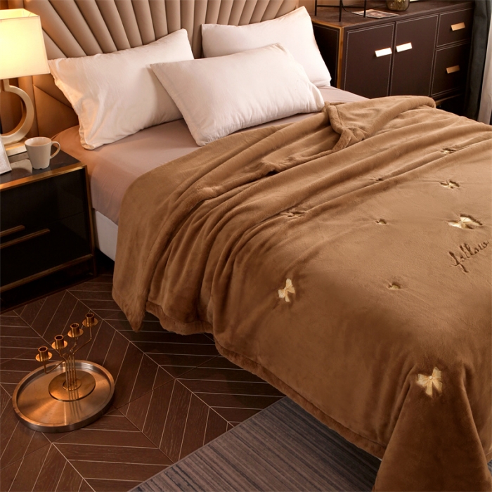 91家纺网 家纺一手货源 找家纺 凯轩 2024新款精品绣花仿兔绒毛毯毯子 蝶恋-棕