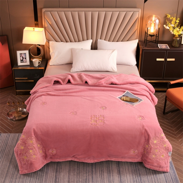 91家纺网 家纺一手货源 找家纺 凯轩 2024新款精品绣花仿兔绒毛毯毯子 柔情密意-粉