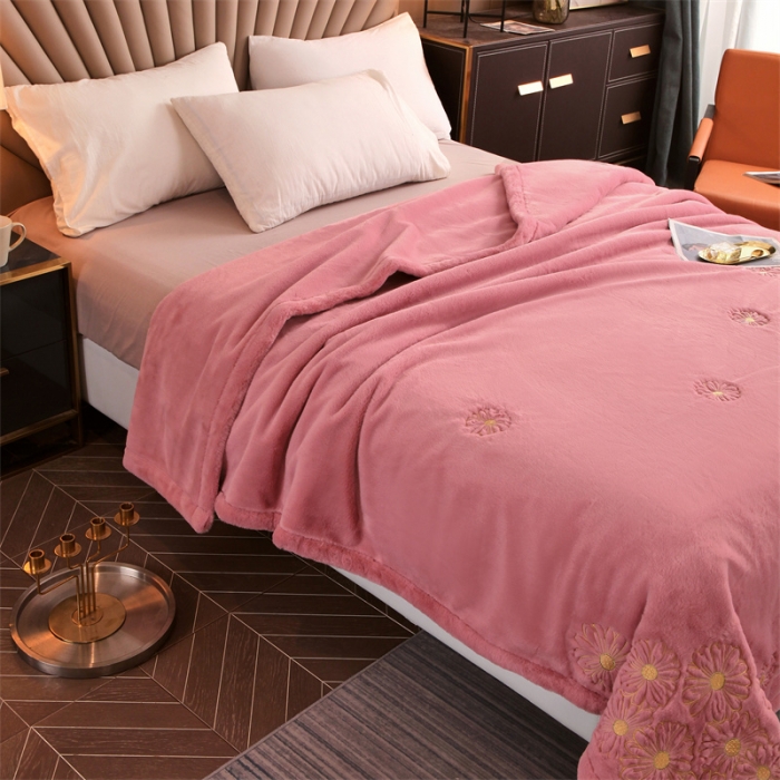 91家纺网 家纺一手货源 找家纺 凯轩 2024新款精品绣花仿兔绒毛毯毯子 柔情密意-粉